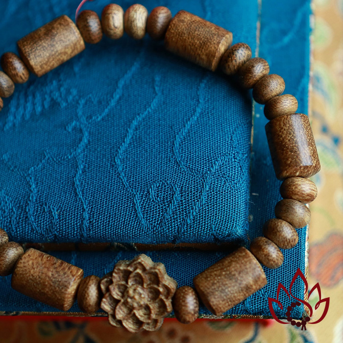 Vòng Trầm Hương Bất Quy Tắc | Charm Hoa Sen | 8 Ly | Trầm Tốc Kiến Tự Nhiên Lâu Năm